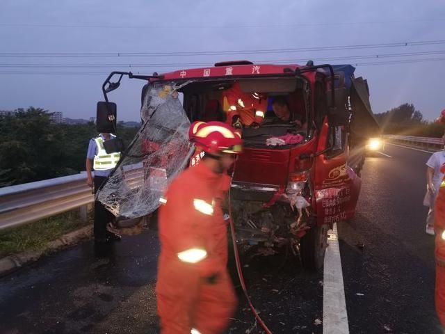  救人|沈海高速凌晨突发车祸！大货车司机被困驾驶室，12名消防员紧急破拆救人