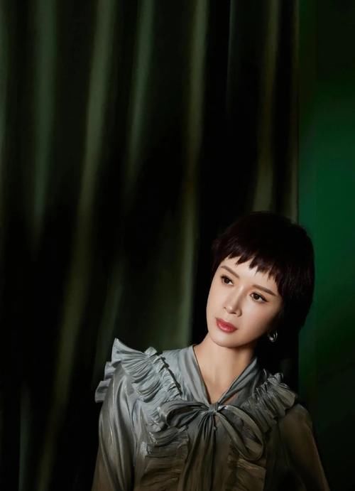  老公|45岁阔太金巧巧晒美照，3岁儿子长相似老公，一年学费14万？