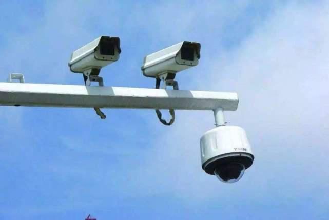  闪烁|开车经过摄像头时，闪光灯闪烁一定是违章吗？交警：也是为了安全