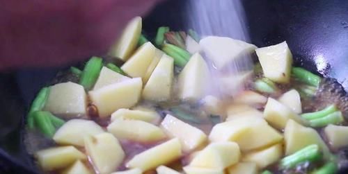 好吃|土豆炖豆角，好吃不长胖，下酒又下饭