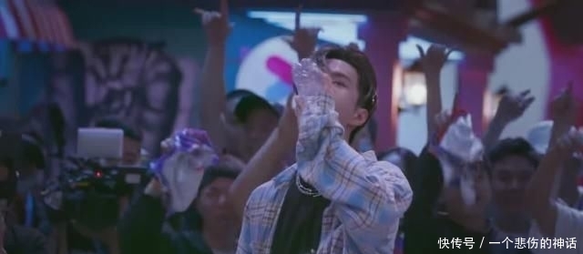  位队长|《街舞》队长斗舞，选手点评看出实力差距，张艺兴王一博评价钟汉良很统一