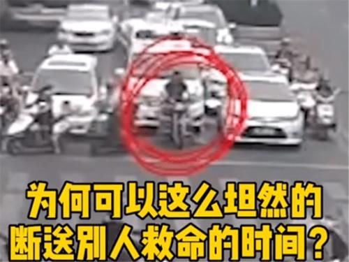 离反|摩托车拒绝礼让救护车，路人劝离反被骂，最终结局大快人心！