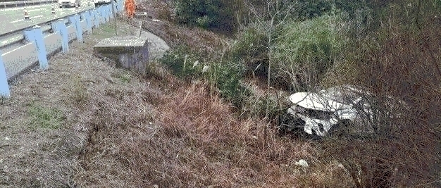  车子|车辆定速巡航120迈，夫妻俩竟然睡着了！突然，车子飞下高速……