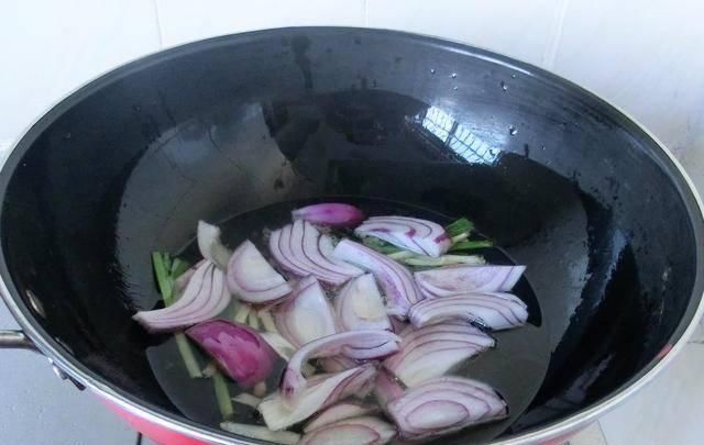 江南|江南传统的经典家常面——开洋葱油拌面