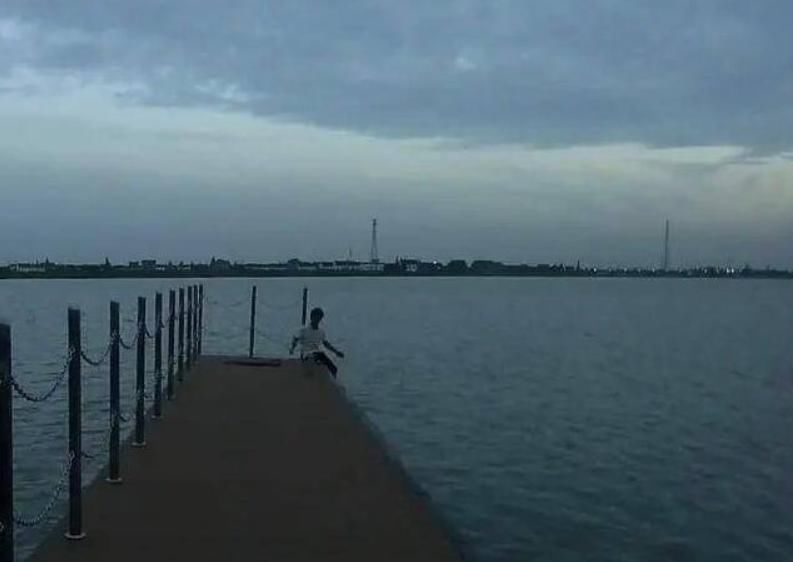  电话|“无论我老婆和谁在一起，我都爱她…” 男子三次跳河：真的累了！