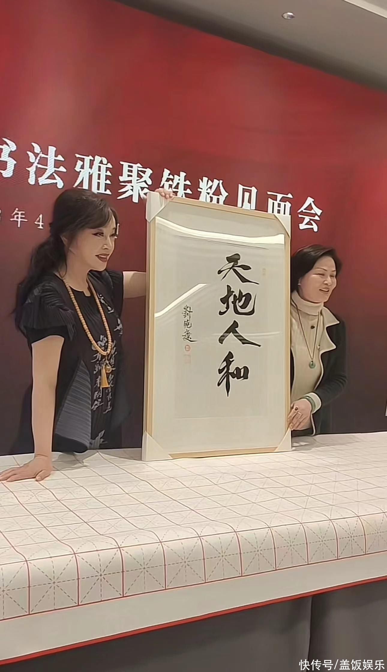 刘晓庆请富豪铁粉吃大餐,豪饮白酒一口干,生图丰腴曝真实样貌 刘晓庆请富豪铁粉吃大餐,豪饮白酒一口干,生图丰腴曝真实样貌