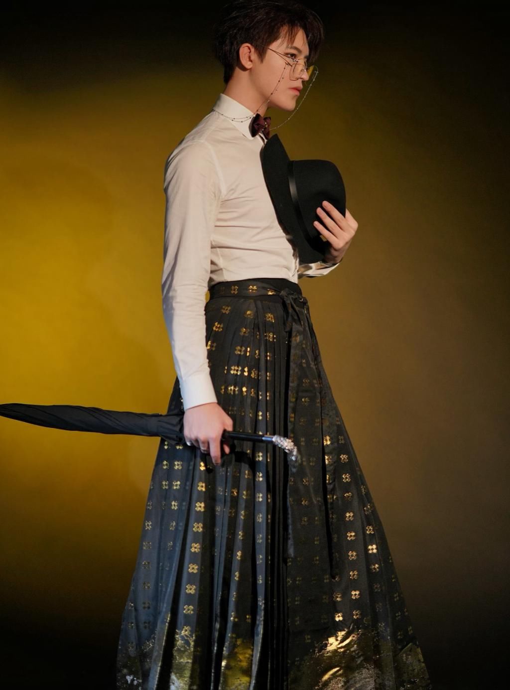 上半身|最近流行一种穿搭！上半身西装，下半身汉服！既帅气又撩人，爱了