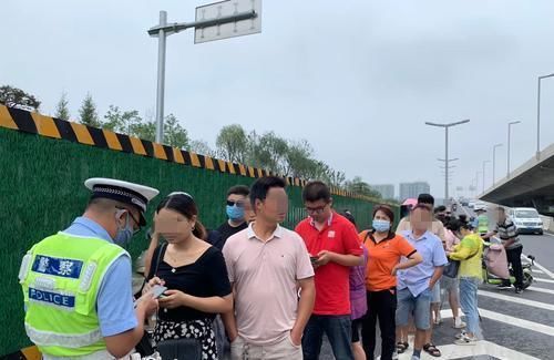 驶上|电动车违法驶上高架,交警一上午拦截处罚近100人