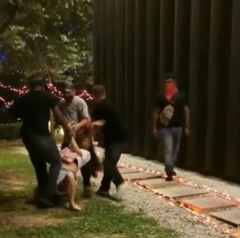 拖出|中国女子遭马来歹徒当街拖拽，从酒吧被拖出门外，大声呼救得援手