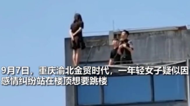 楼顶|女子站30层楼顶欲跳楼轻生，男友下跪道歉！勿将生命当“本钱”
