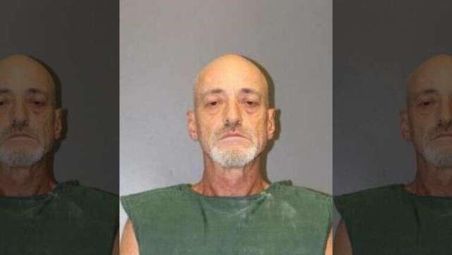 开枪打死|因邻居家的狗乱跑乱吠，男子提枪连杀3名邻居，打伤另2名邻居