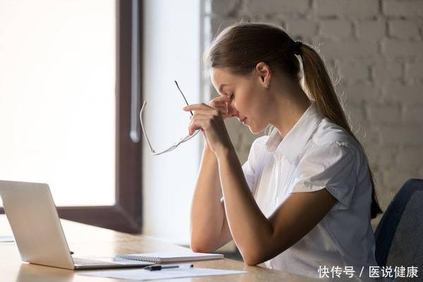 眼睛流泪模糊是什么原因引起的(眼睛模糊易流泪，或与这4个因素有关，了解后，才能及时调理)