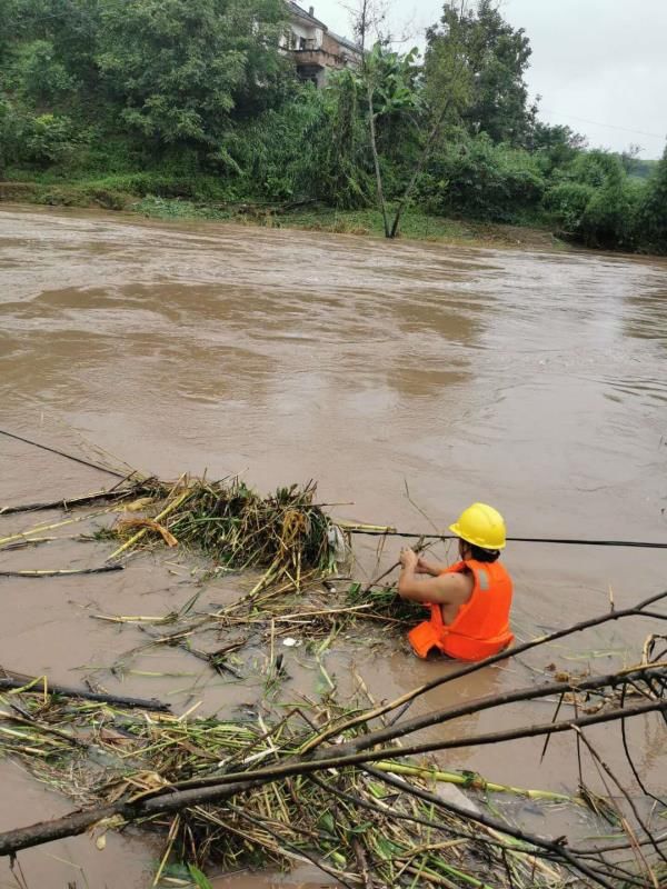  内江|内江移动的“泥腿子”们，冲在了通信抢险的第一线！