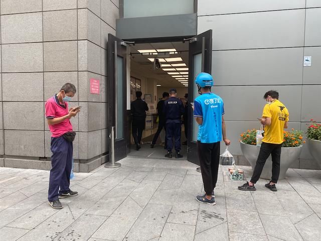  北京SKP商场|认衣冠不认人？北京SKP不让外卖员进商场引争议