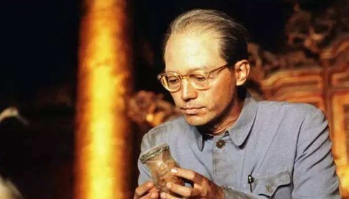 宝贝|溥仪重回故宫参观,从龙椅下拿出一个东西,激动道:这是我的宝贝