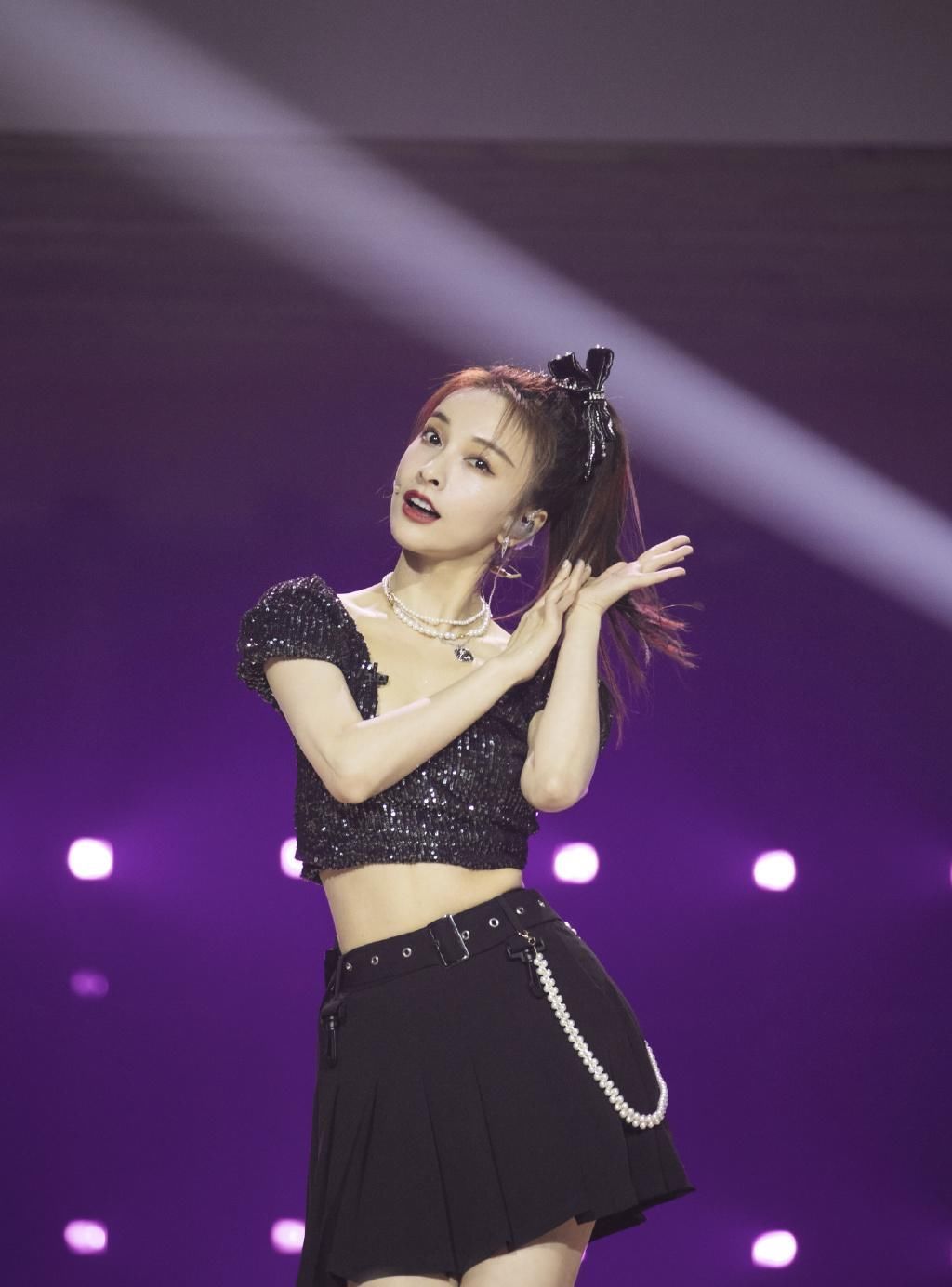  抢夺|姐姐们穿大牌争c位，却被杜华抢夺视线，网友：怕不是来搅局的