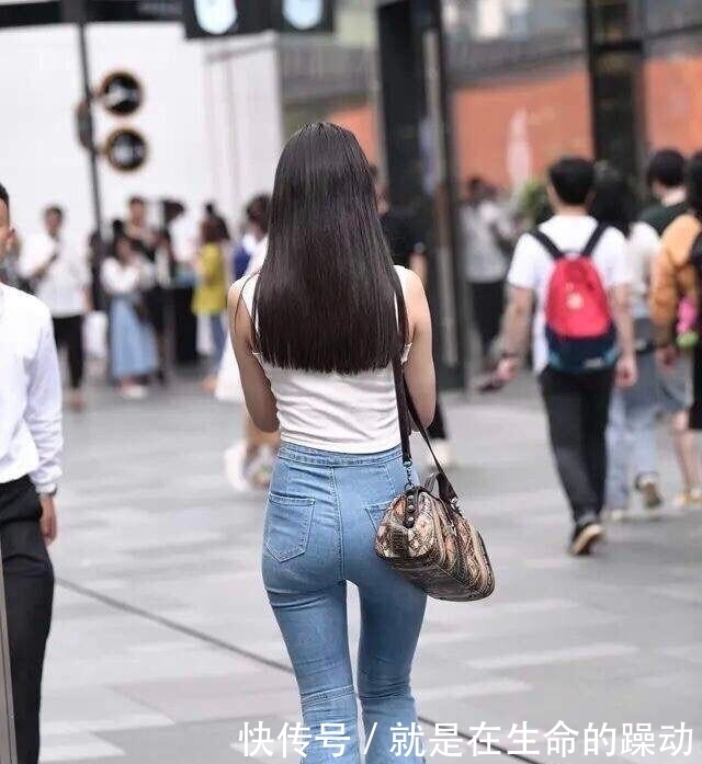 帅气|牛仔裤能更好地展现曲线美,彰显腿部线条,优雅干练又帅气