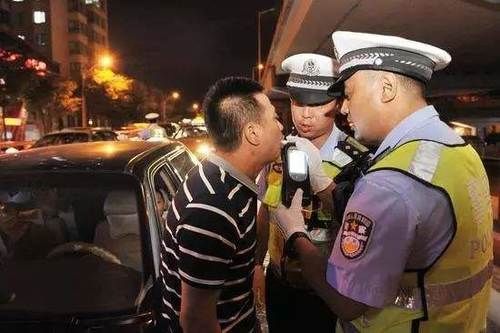  驾驶座|一男司机酒驾被查，副驾驶座的人一开口，交警都懵了