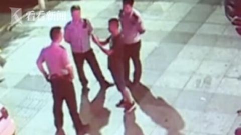 警车|消费不给钱起争执 男子为泄愤"碰瓷"警车!栽了