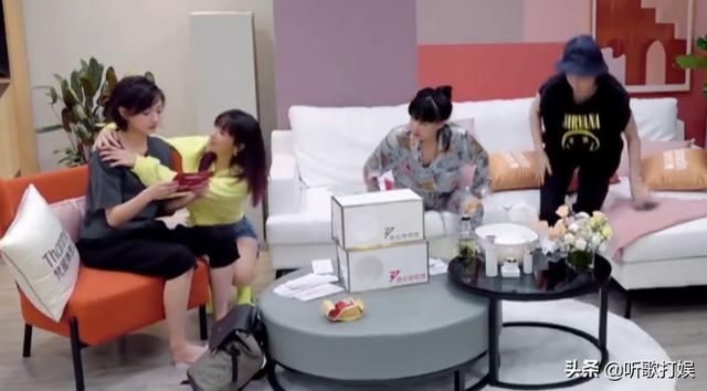  拍戏|金晨拍戏错过排练，九点多还在等金晨回来顺动作，万茜组太暖心了