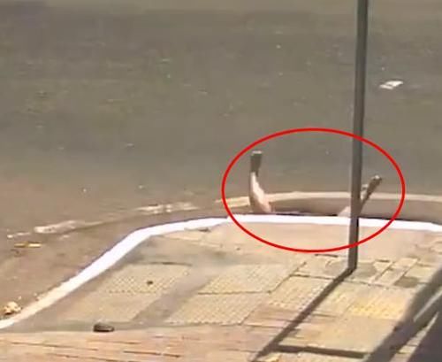  竟然|倒霉X2！女司机骑电动车被撞飞后，竟然咕噜咕噜滚进了下水道！