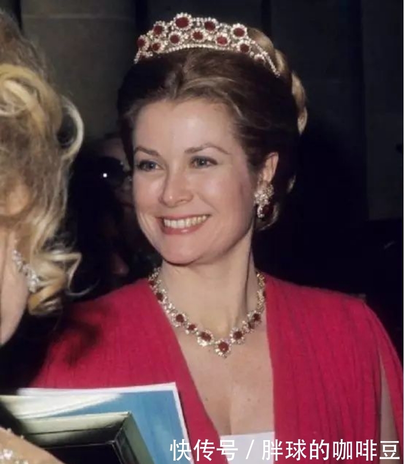  珠宝|从奥斯卡影后到摩纳哥王妃，童话中的珠宝和现实里的格蕾丝·凯莉