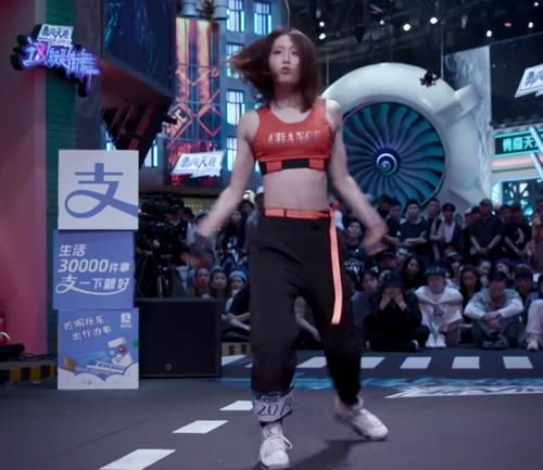  王一博|活久见！女舞者衣着清凉现场热舞，王一博建议她穿宽松点