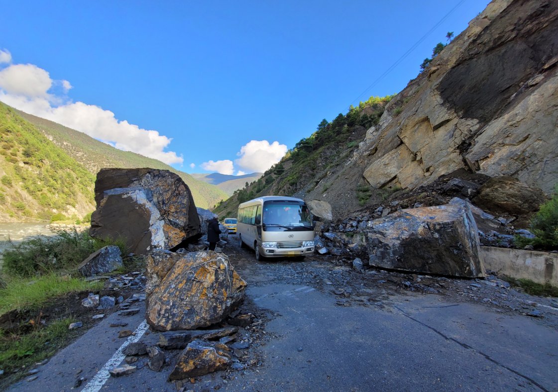 四川稻城国道227线山体崩塌断道 最新消息：断道路段已有车辆通行