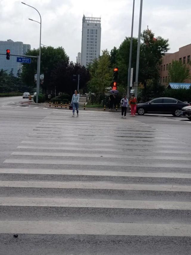 路口|曝光！平谷区医院路口行人闯红灯，你认识吗？