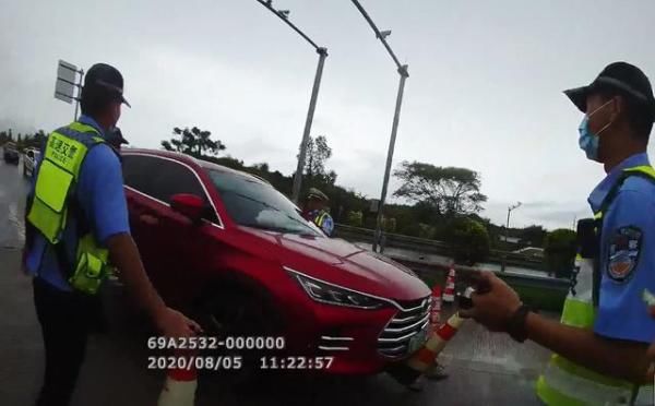  慌忙|男子穿拖鞋开车高速遇查，慌忙换鞋中一脚油门差点撞民警