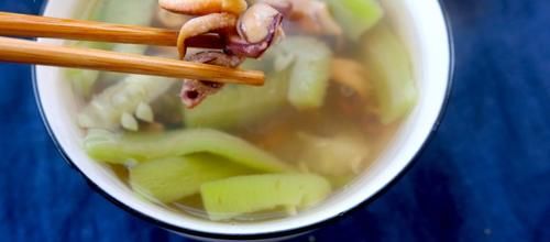  煮汤|墨鱼煮汤，骨头要不要去掉？煮了60年汤的奶奶：糟蹋了，怪可惜