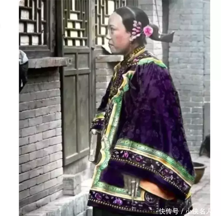 清朝末期，一家官宦人家的妻子，穿着光鲜亮丽的服饰一身富态打扮