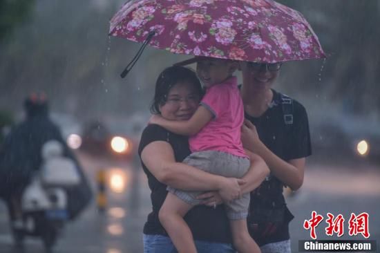 强降雨|台风“森拉克”擦过海南三亚 琼岛出现强降雨天气