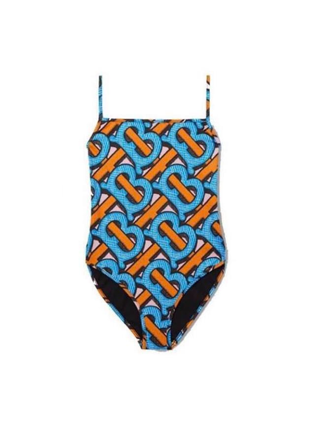 换装|唱出换装神曲《Maria》的华莎，穿衣到底有多百变？