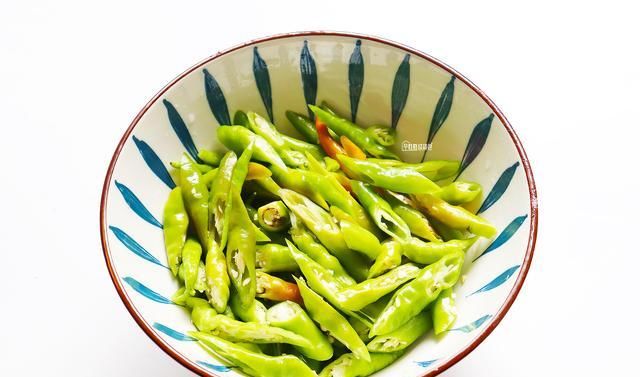  回味|大厨教你辣椒最好吃的做法，用面煎一煎，口感酥脆令人回味