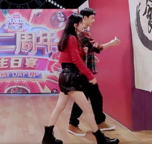  煎饼果子|赵丽颖到《天天向上》当嘉宾，细看王一博举动，关系好坏很明显