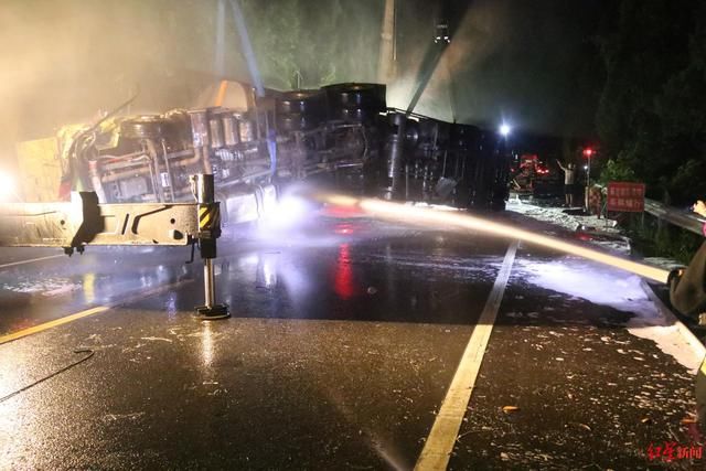  侧翻|危急！两油罐车相撞致一辆侧翻泄漏 消防13小时成功排险