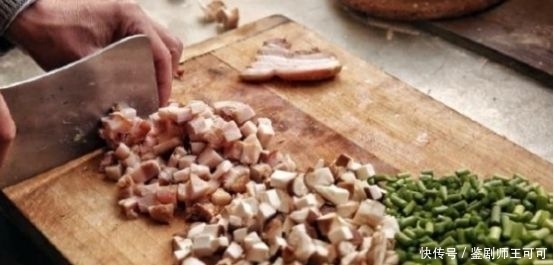  扔掉|不要扔掉剩下的面包屑，把它们和面粉混合，揉成豆子