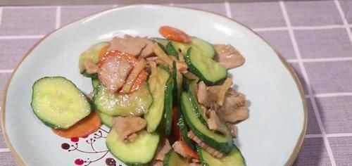  黄瓜|教你一道简单的家常菜：黄瓜炒肉