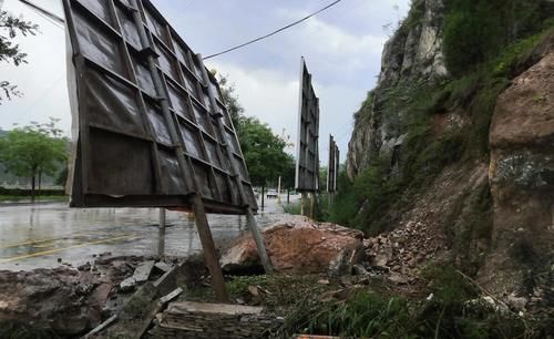  山上|洛南花石浪充电站被山上滑落的泥流和石块损毁，工作人员正在抢修