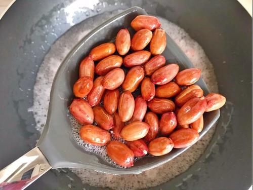 花生米|炸花生米,用热油还是冷油?用错不酥脆,还容易焦