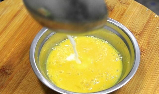  金针菇|金针菇加鸡蛋没想到这么好吃！鲜香十足下酒下饭，难怪家人都喜欢