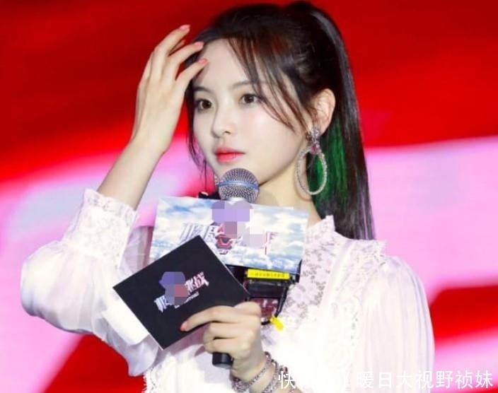 领衣|杨超越录制《中餐厅》,V领衣加超短裙,网友表示两只手遮不过来