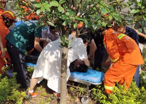  消防救援|【突发】沼气致工人晕倒在4米井底