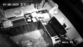 赶紧|惊了!他“缩骨”钻门缝,一夜连盗两家店!警方提醒:这种锁赶紧换!