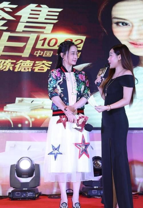  裙子|陈德容又“扮嫩”，穿可爱少女裙气质挺时尚，却难掩中年感