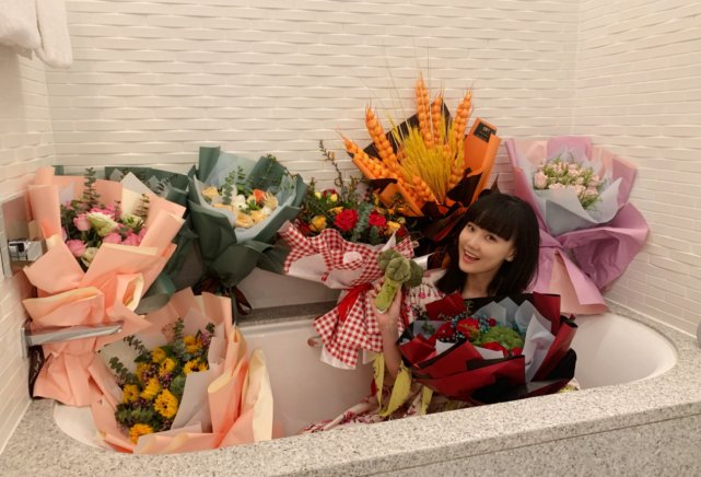  举动|继阿朵叫停打投，黄龄也为粉丝全额退款，姐姐们这一举动让人钦佩