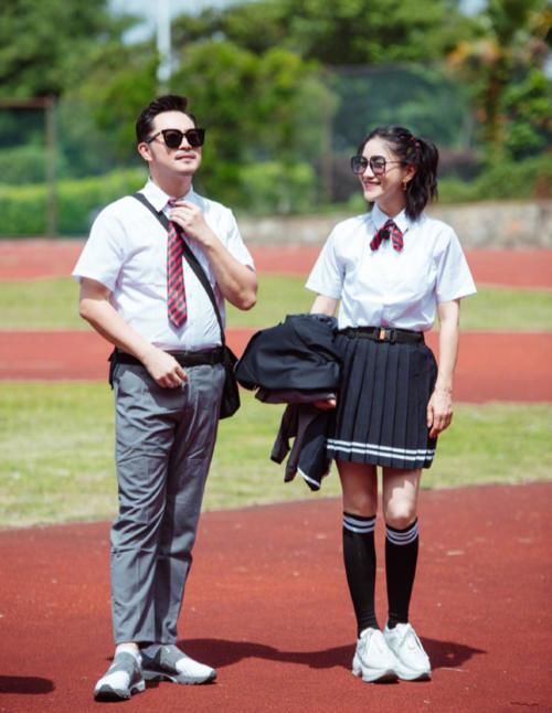 老人|44岁胡可穿学生服显清纯,一旁沙溢却穿老人鞋,被吐槽像两代人