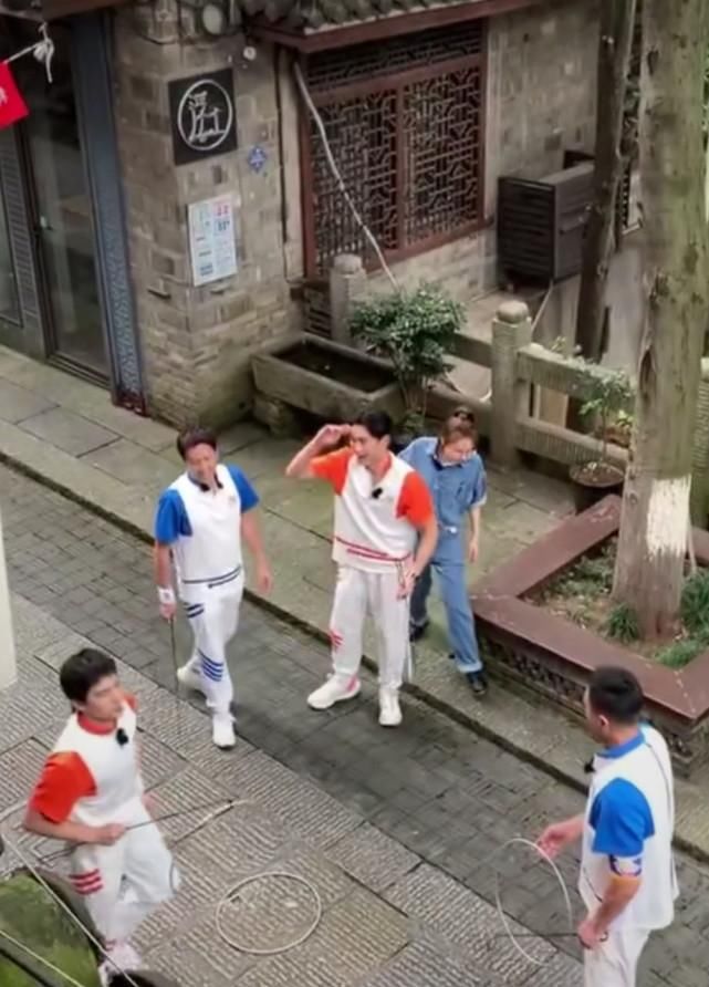  满满的哥哥|杨洋录《元气满满哥哥》摔跤，王彦霖第一时间搀扶，吴昕暖心关怀