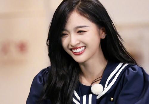  奔跑|奔跑吧：吴宣仪跟蔡徐坤站一起，俩人站姿出奇的一致，商量好的吧